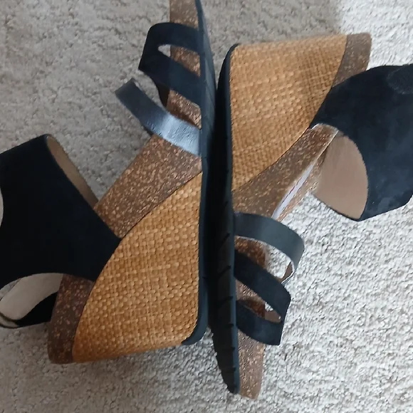 Tsubo Black and Gray Women's Sandals - Picture 11 of 11